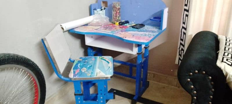 kids study table and chair 0