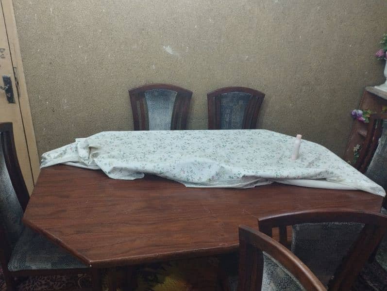 10/10 condition dinning table at low price 3