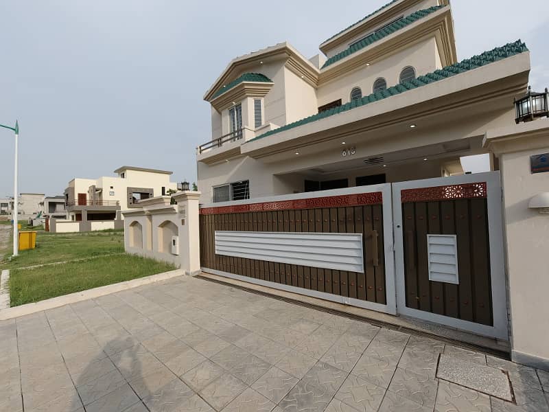 Aesthetic Prime Location House Of 10 Marla For sale Is Available 2