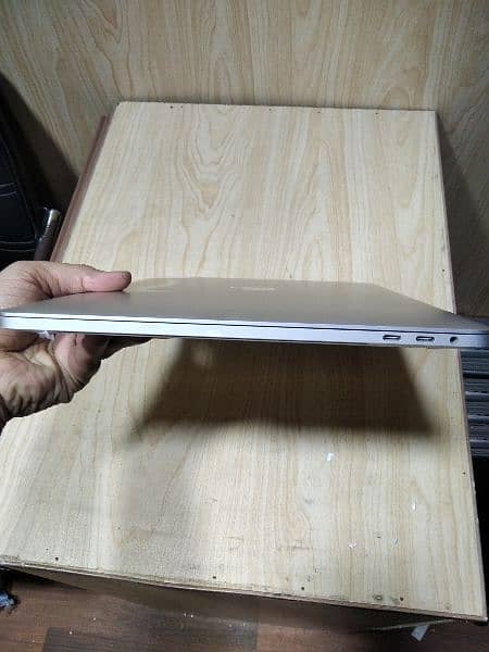 Macbook pro 2017 15inch touchbar corei7 16gbram 1tbssd 4gb graphiccard 2