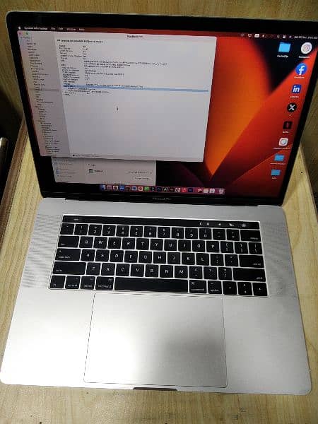 Macbook pro 2017 15inch touchbar corei7 16gbram 1tbssd 4gb graphiccard 3