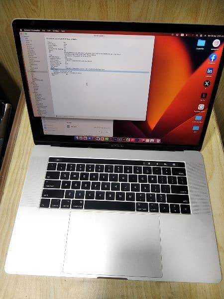 Macbook pro 2017 15inch touchbar corei7 16gbram 1tbssd 4gb graphiccard 4