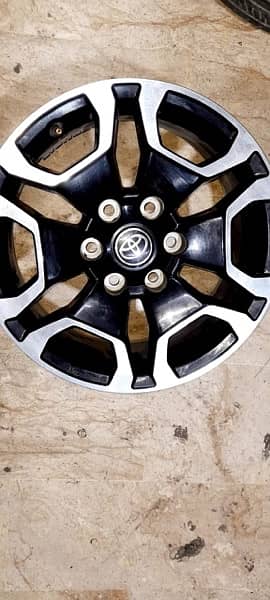 Original Toyota Hilux Revo v Alloys brand new 1