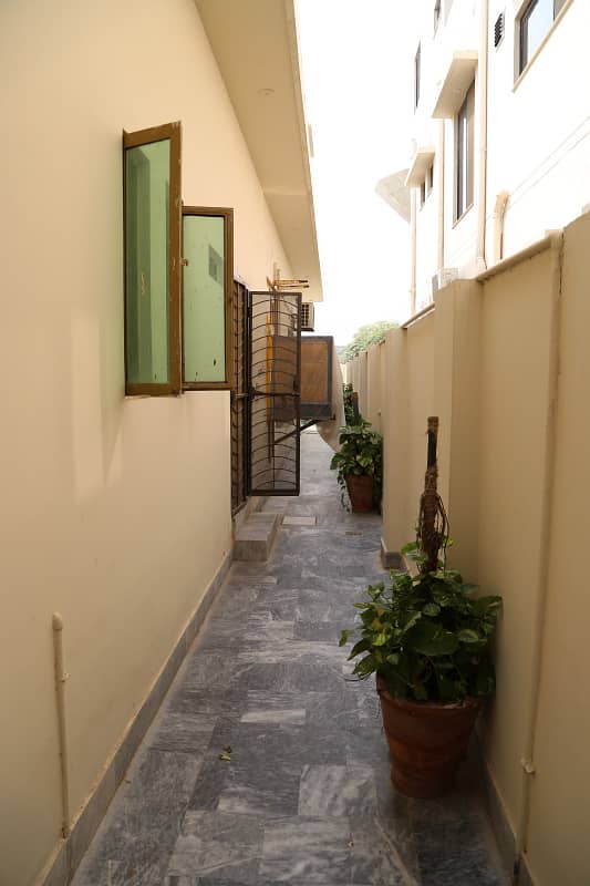 20 Marla House Sale In Main Canal Bank Road Izmir Town Block D. 31