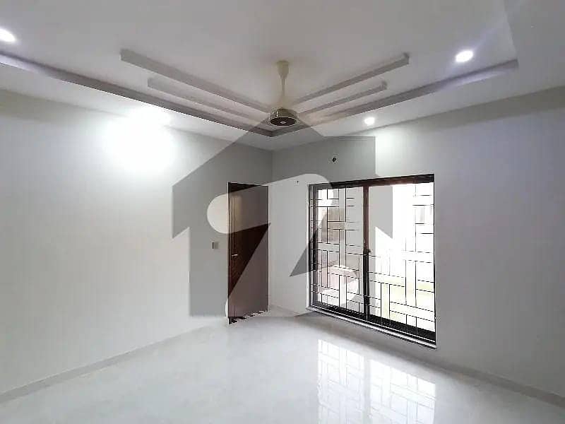 10 mrla uper portion for Rent in beacon house socaity near to main boulevard road and park 3 bed 1 kitchen non gas 0
