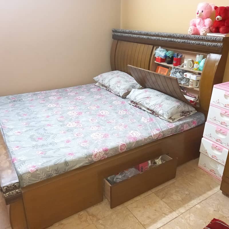 King Size Bed, 2 side tables, 1 dressing table 1