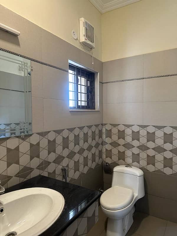 10 Marla House For Sale In Umar Block Bahria Town Lahore 4