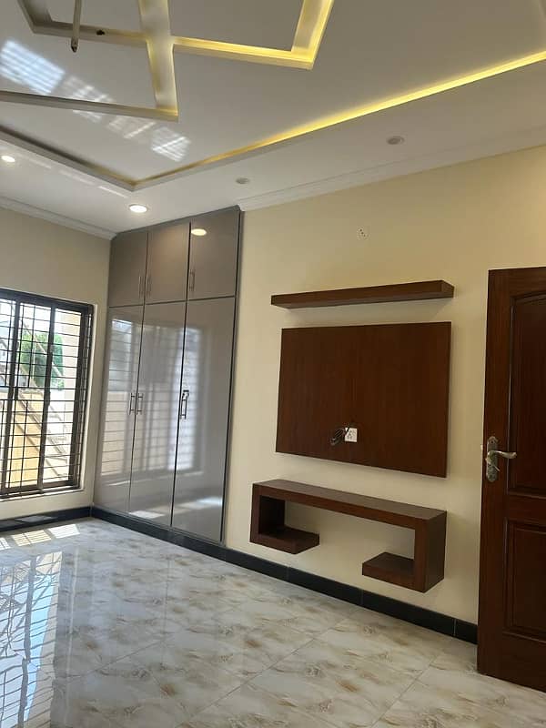 10 Marla House For Sale In Umar Block Bahria Town Lahore 8