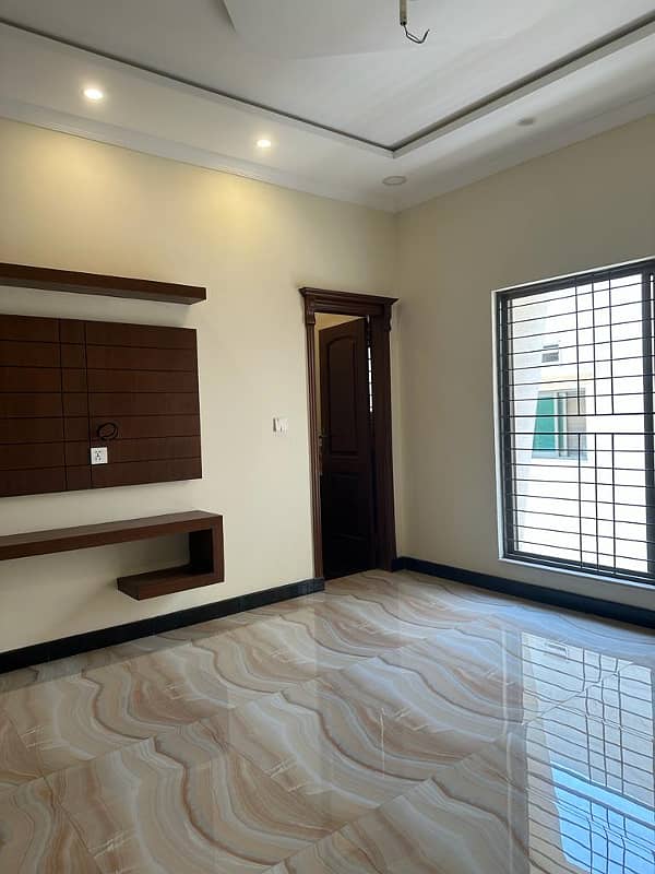 10 Marla House For Sale In Umar Block Bahria Town Lahore 48