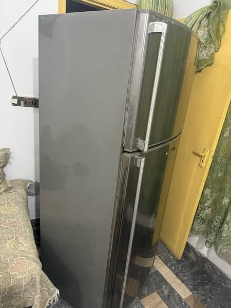 Dawlance full size frez in excelant condition baghir kisi zang ky 2