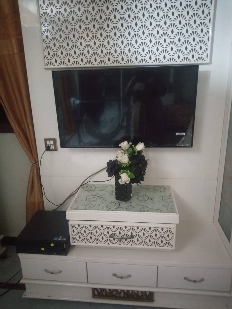 LED Table & Dressing Table 10 out of 10 condition 0