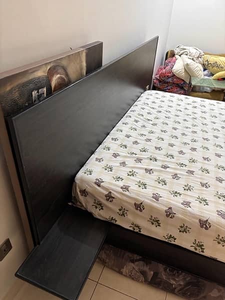 Habbit  used , wooden king size  bed and spring  mattress 0