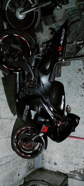 SUZUKI GSXR 4 SLENDER. 5