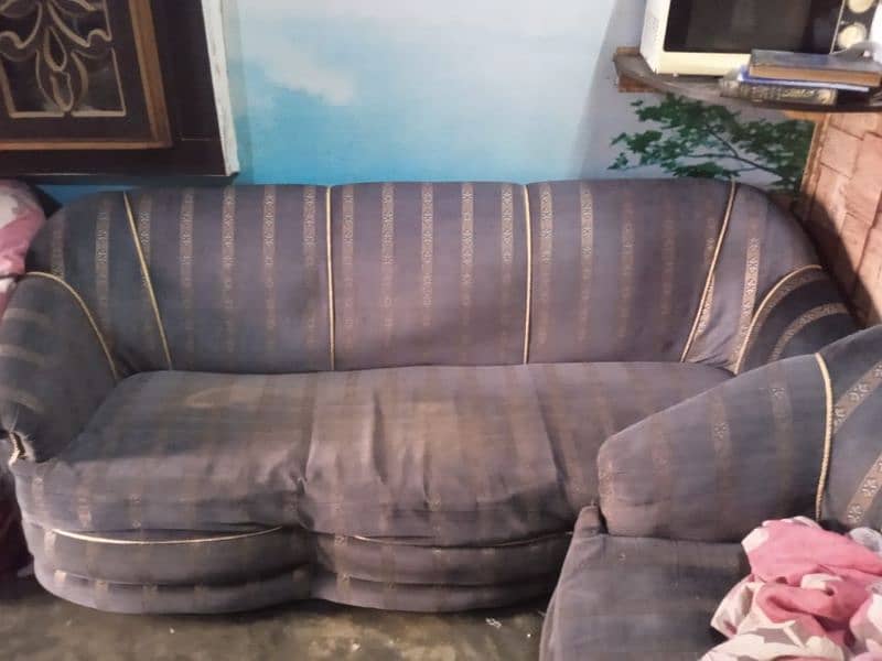 sofa 4 sale Resonable prize 1