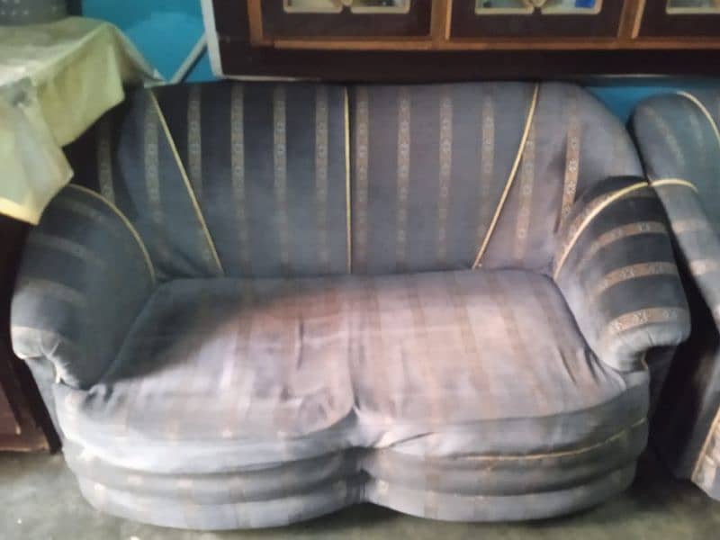 sofa 4 sale Resonable prize 2