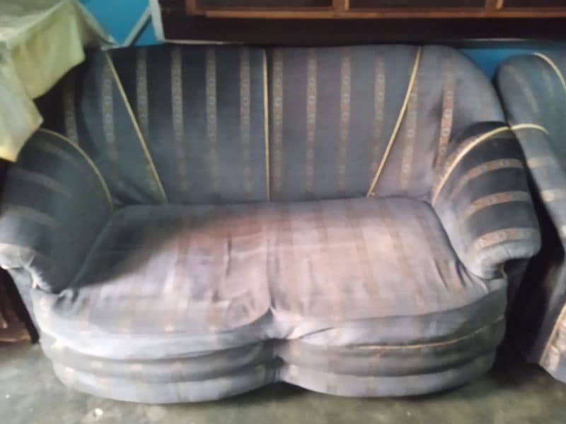 sofa 4 sale Resonable prize 3