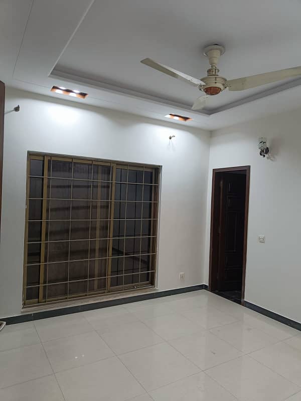 10 Marla upper portion available for rent in Ghaznavi block bahria town lahore 3