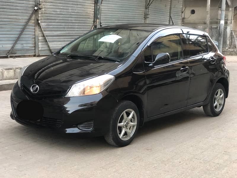 Toyota Vitz F limited 2012/15 Pearl black 2