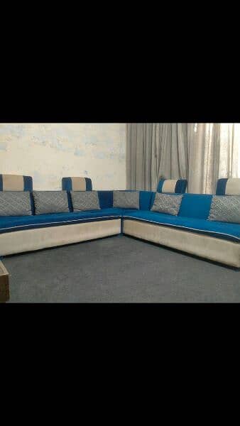 L shaped sofa in neat condition. 1
