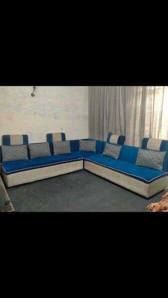 L shaped sofa in neat condition. 4