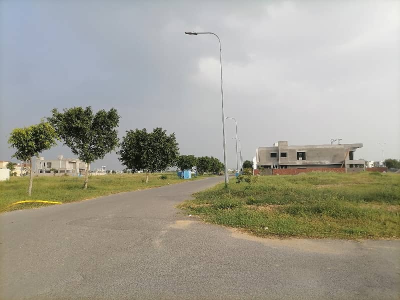 FACING TEN MARLA FIVE MARLA PLOT FOR SALE CORNER 40 FEET ROAD WALKING DISTANCE PARK & MARKET 3