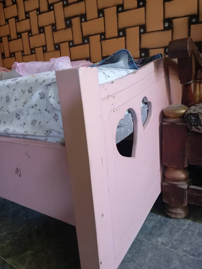 Good quality single bed and good condition 0