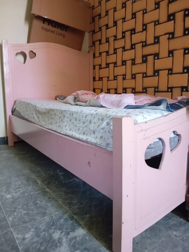 Good quality single bed and good condition 2