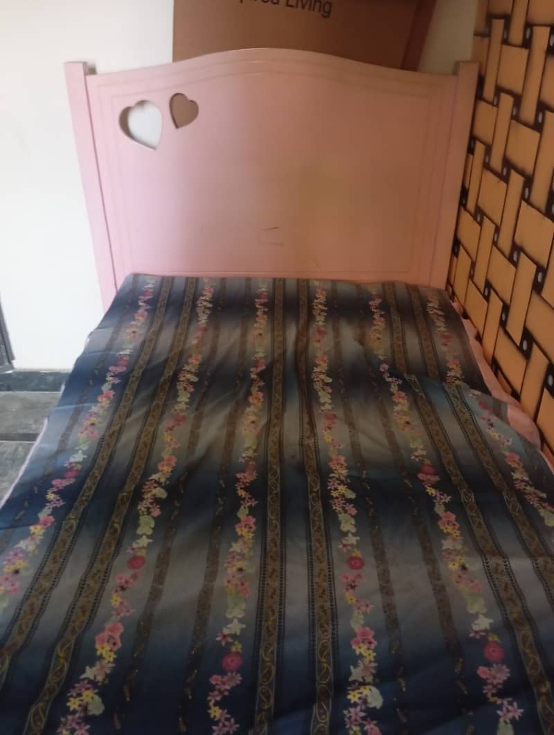 Good quality single bed and good condition 3