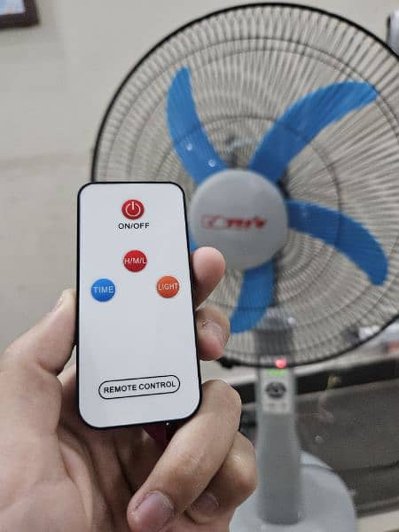 Yes'o Rechargeable Remote Fan 3