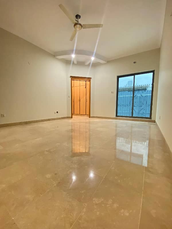 Spacious 7 Bedroom House With 8 Washrooms And Ample Parking 9