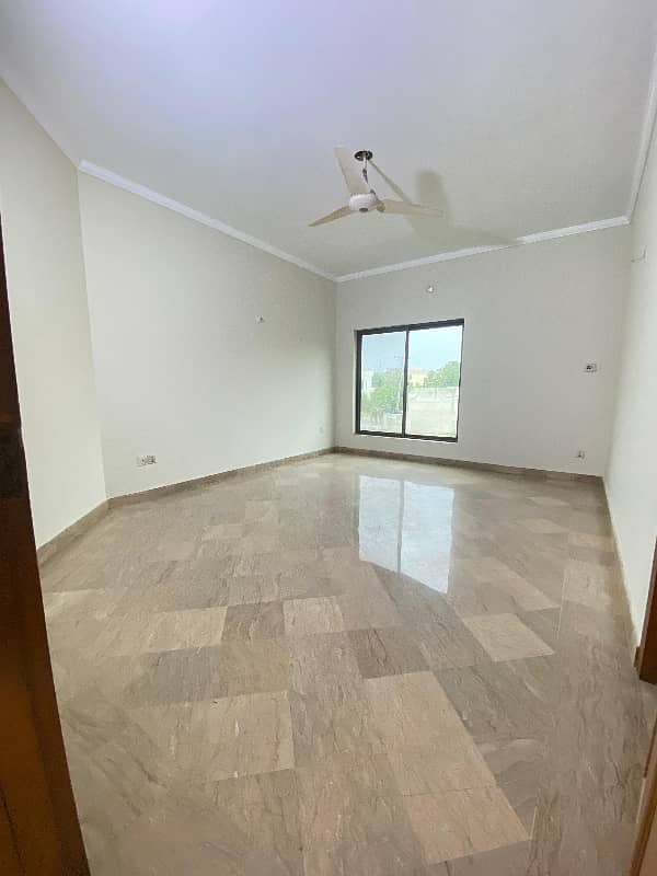 Spacious 7 Bedroom House With 8 Washrooms And Ample Parking 17