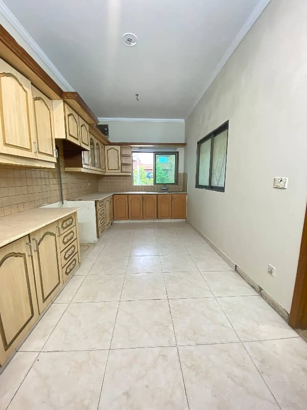 Spacious 7 Bedroom House With 8 Washrooms And Ample Parking 29