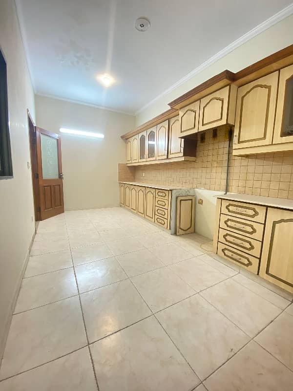 Spacious 7 Bedroom House With 8 Washrooms And Ample Parking 31