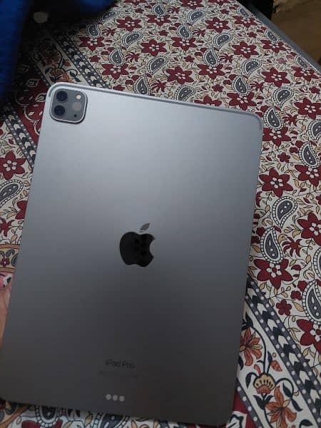 i am selling my ipad pro M2 256 gb 2