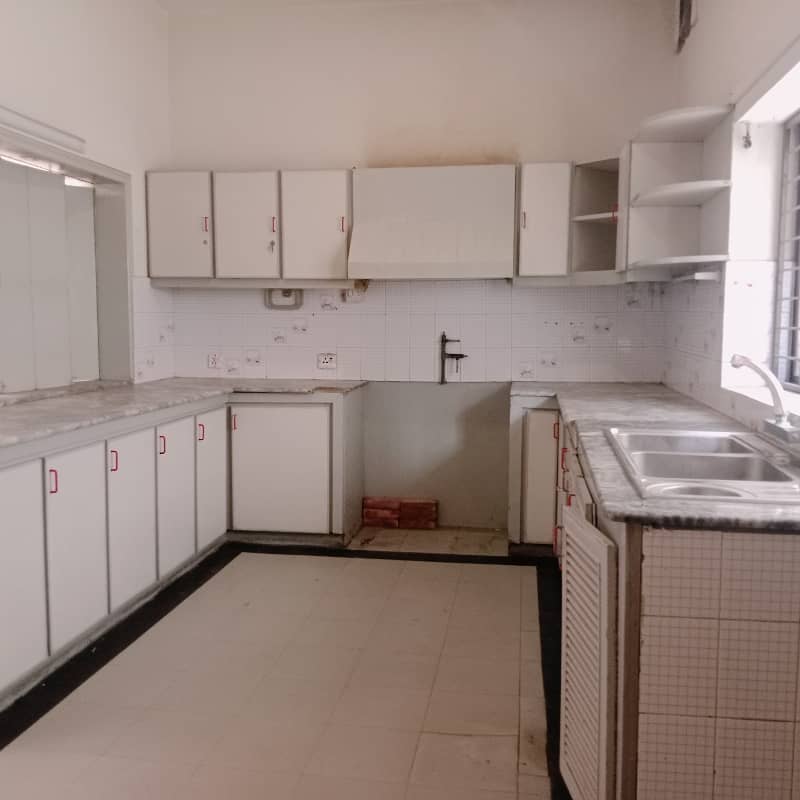 Prime Location Kanal Lower Portion With Basement Available For Rent In DHA Phase 3 16