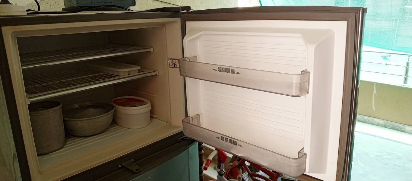 Urgent Sale Dawlance Refrigerator 5