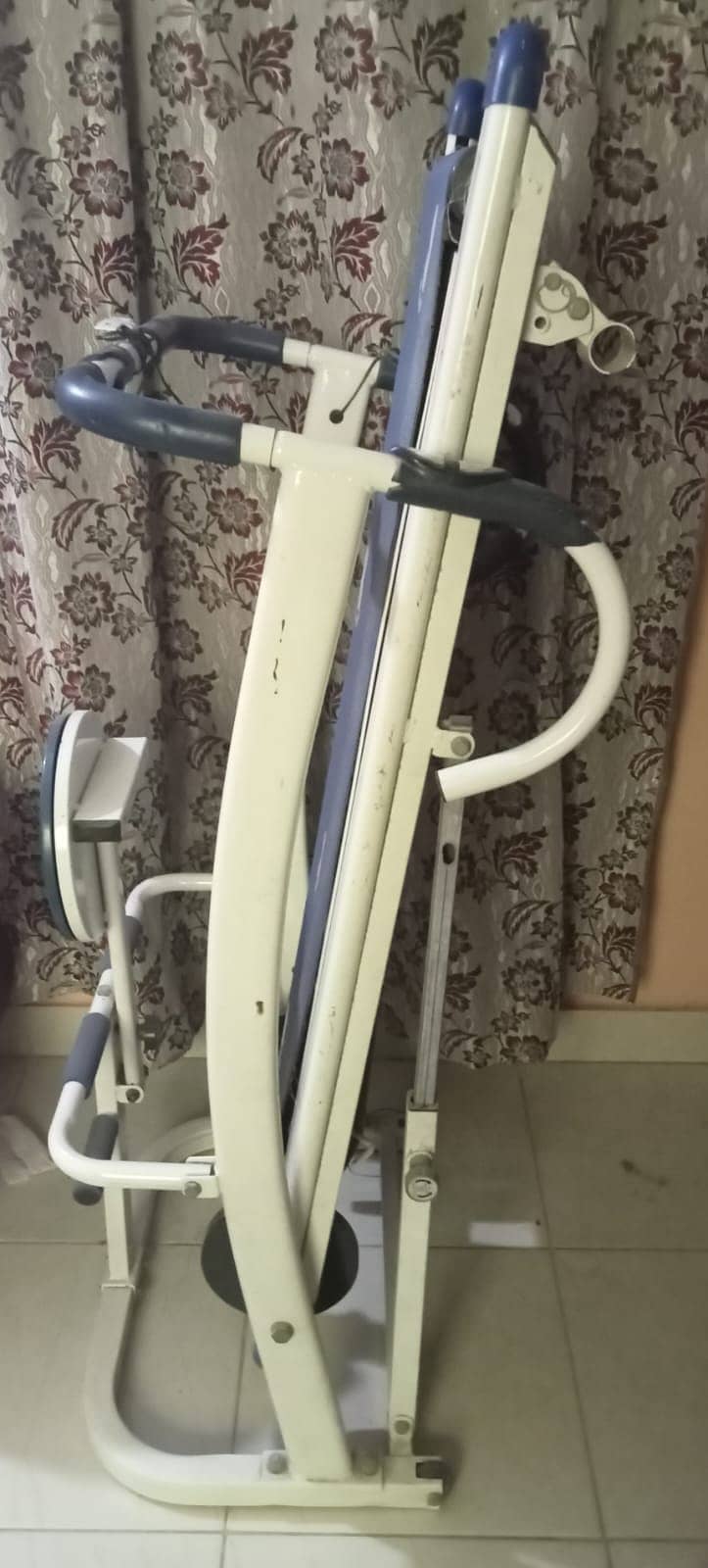 Treadmill for home users (looks like new) 3