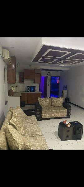 Used sofa set available in good condition 1