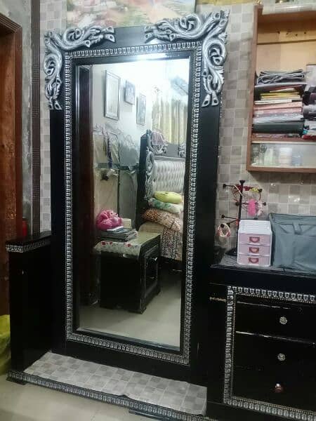 Dressing table with full mirror 0