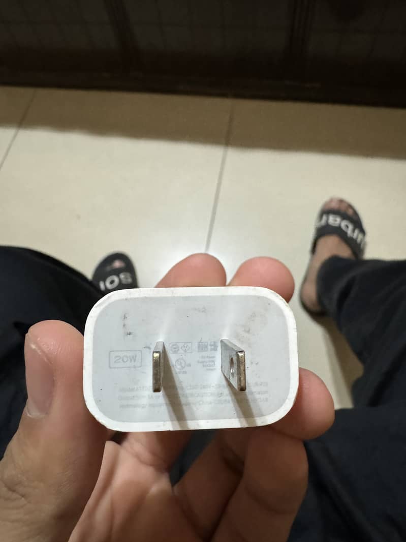 20 watt orignal apple adapter 0