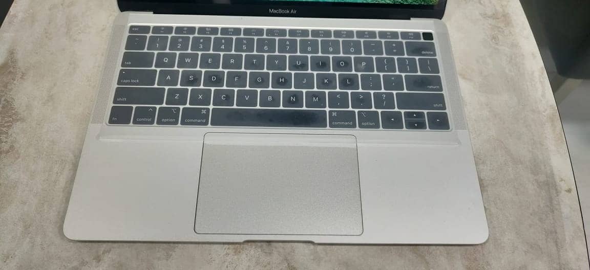 Macbook air 2019, 8gb/256gb, 10/10, with fast charger 3