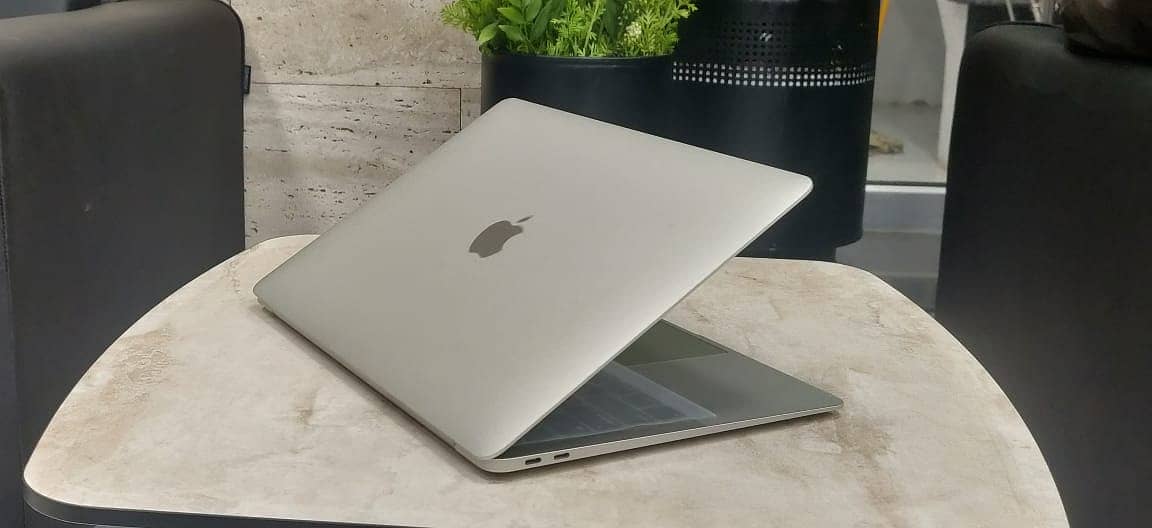 Macbook air 2019, 8gb/256gb, 10/10, with fast charger 9