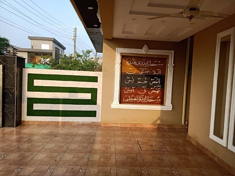 10 MARLA HOUSE AVAILEBAL FOR RENT IN BAHRIA TOWN LAHORE 24
