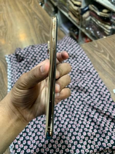 I phone xs max golden color condition 10.9 battery halt 79 pta aproved 2