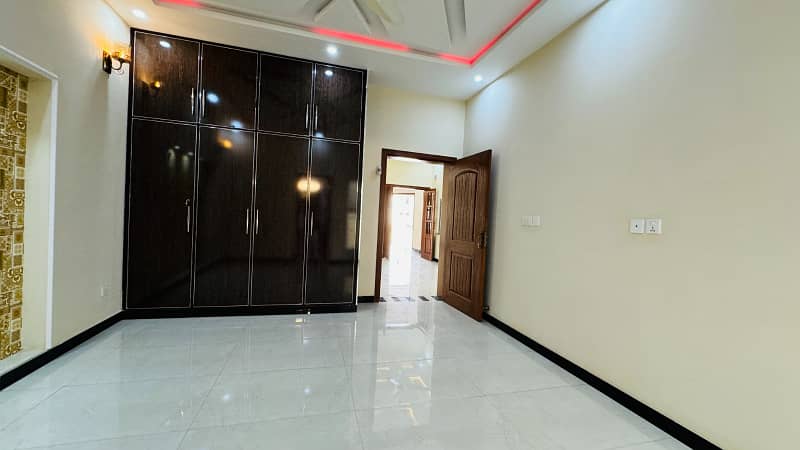 10 Marla Brand New House for sale in Hussain Block Bahria town Lahore 22