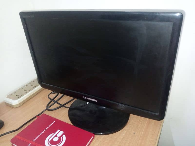Samsung LCD 18.5" Monitor used good condition with power and vga cable 7