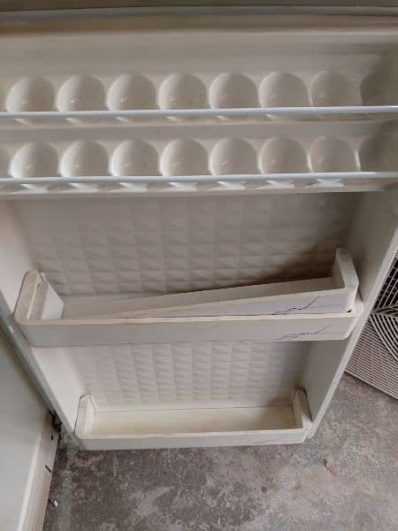 Dawlance medium size fridge available for sale 4