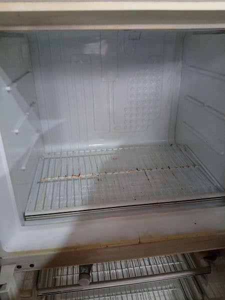 Dawlance medium size fridge available for sale 5