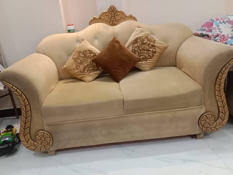 6 seater sofa plus table with pillows 2