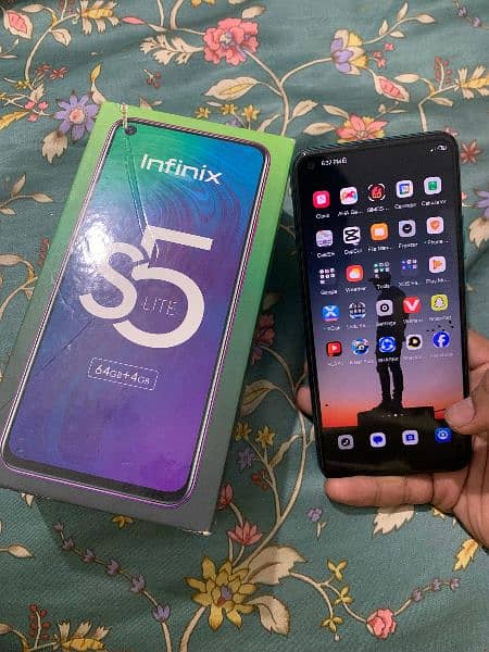 Infinix S5 lite.     4/64 0